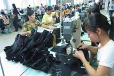 Công nhân da giày ở miền Trung Việt Nam. Photo courtesy of danang.gov.vn