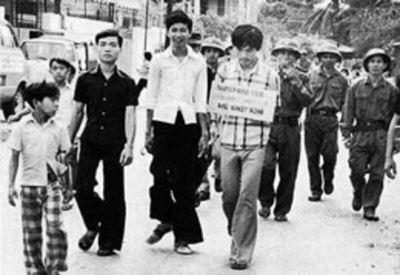 Các thành phần dẫn bộ đội đi bắt các quân nhân và cảnh sát VNCH. Files photos