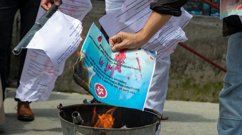 2020年7月4日,印度达兰萨拉的流亡藏人抗议中国压制香港自由。(美联社)