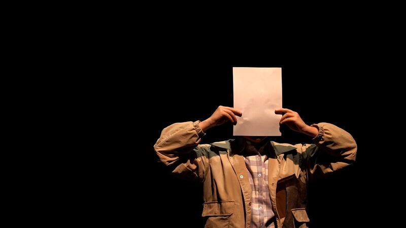 视障舞者自述，白纸运动信息在中国社群平台被屏蔽，手机报读软体念出“方框”，就像递出一张白纸。（李宗翰摄影）