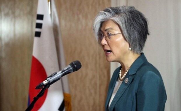 강경화 외교부 장관이 8일 오전(현지시간) 필리핀 마닐라의 한 호텔에서 아세안지역안보포럼(ARF) 마무리 브리핑을 하고 있다. 