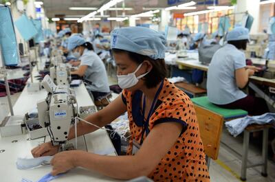 Công nhân làm việc tại một xưởng may mặc.