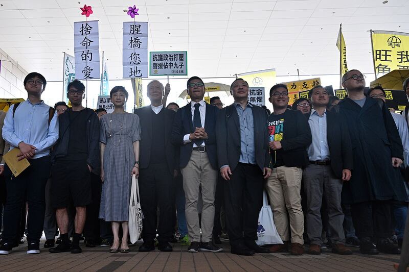 2019年4月9日，法院外聚集了大批占中三子和另外同样因为占中被控的六人的支持者。 （AFP） 