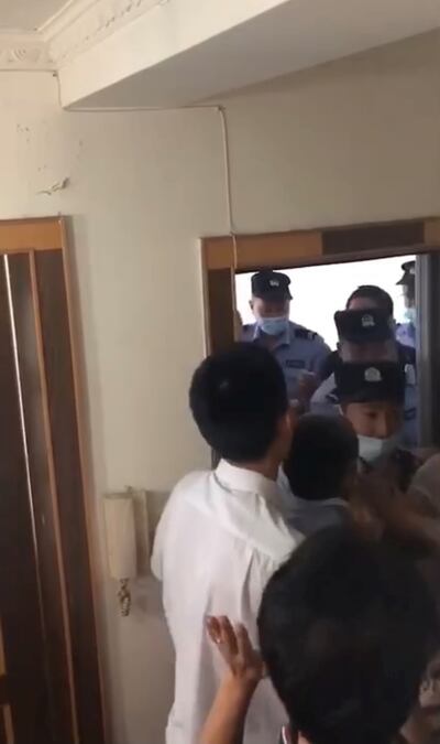 成都警察未出示搜查證，闖入信徒戴志超家。（視頻截圖）
