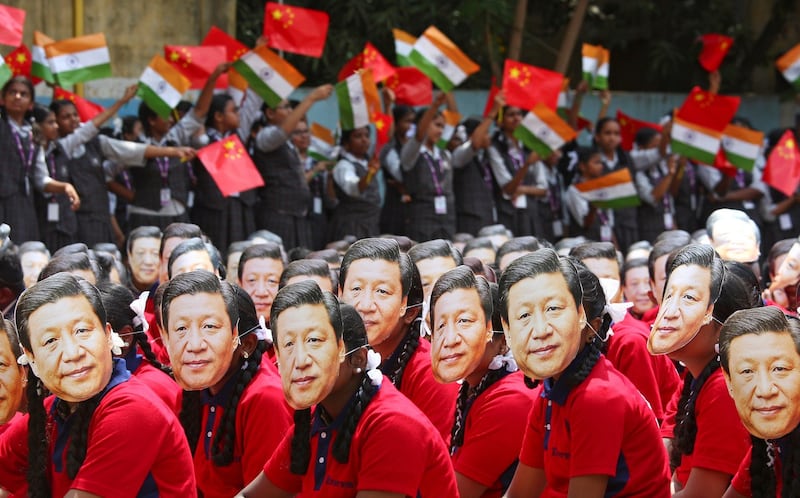 2019年10月10日,习近平访问印度,印度曾动员学生戴上习近平面罩表达欢迎。(路透社)
