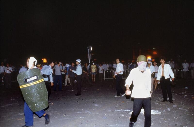 1989年6月3日午夜，市民在天安门广场附近设置路障。（六四档案图）