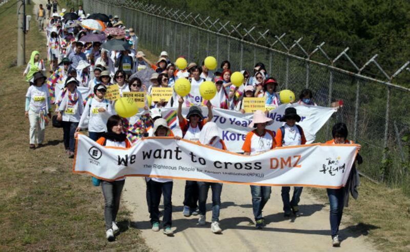 세계 여성평화운동단체 '위민크로스디엠지'(WCD)의 여성운동가들이 24일 오후 경기도 파주시 임진각 인근 민통선 철책길을 걷고 있다. 