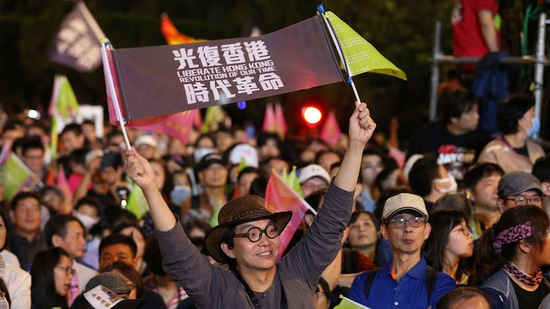 2020年1月10日，在台北举行民进党总统候选人蔡英文竞选集会上，年轻支持者高举标语“光复香港 时代革命”。（美联社）