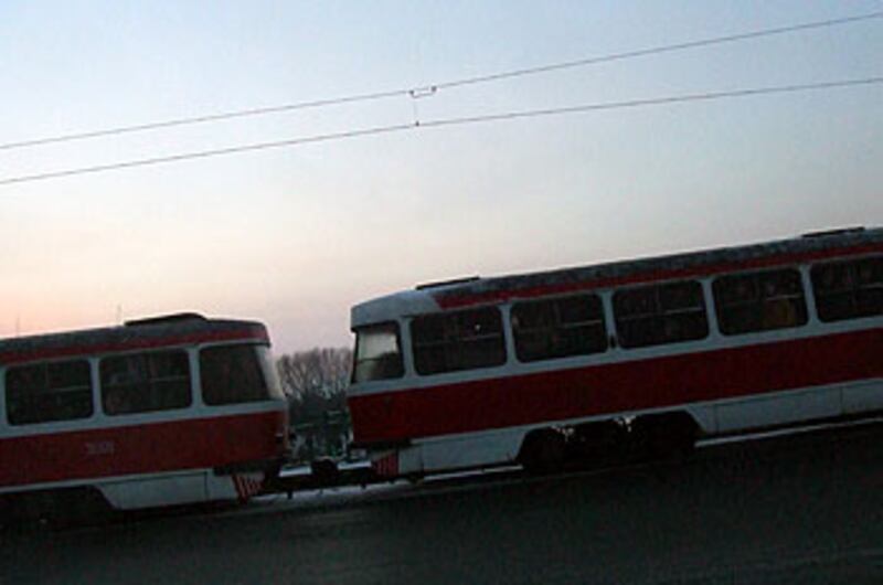 圖片13:電車是北韓的其中一種常用交通工具,乘搭電車幾乎是特權階層的專利。北韓電車的設計和火車相似,長長兩列車廂前後相連,速度甚至比自行車還要慢,而且車內沒有照明,乘客在一片黑暗中擠至動彈不得。