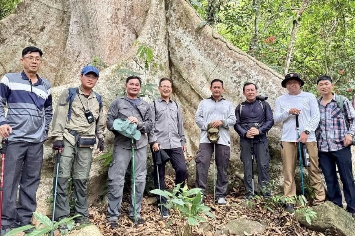 លោកនាយករដ្ឋមន្ត្រី ហ៊ុន ម៉ាណែត (ពីឆ្វេងទី៥) ដឹកនាំមន្ត្រីទៅមើលផ្ទាល់តំបន់ឧទ្យានជាតិជួរភ្នំក្រវាញកណ្តាល កាលពីថ្ងៃទី៨ មីនា ២០២៥។