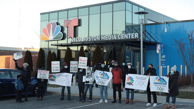 在波士頓的NBC門外亦有十數人集會，呼籲停止轉播北京冬奧。（波士頓香港人權組織提供）