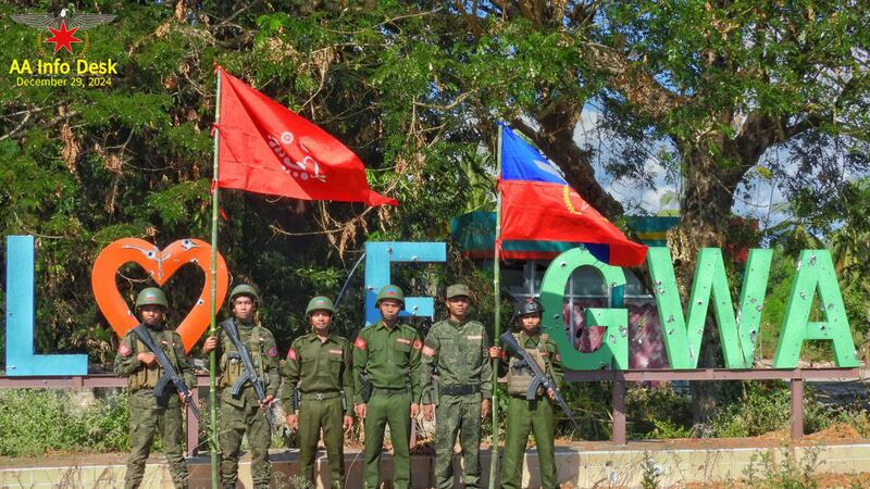 အာရက္ခတပ်တော် (AA) မှ ရခိုင်ပြည်နယ်၊ ဂွမြို့ကို သိမ်းပိုက်ပြီးနောက် တပ်ဖွဲ့ဝင်အချို့အား ၂၀၂၄ ခုနှစ်၊ ဒီဇင်ဘာလ ၂၉ ရက်နေ့က တွေ့ရစဉ်။ (Photo: Telegram/ AA Info Desk)