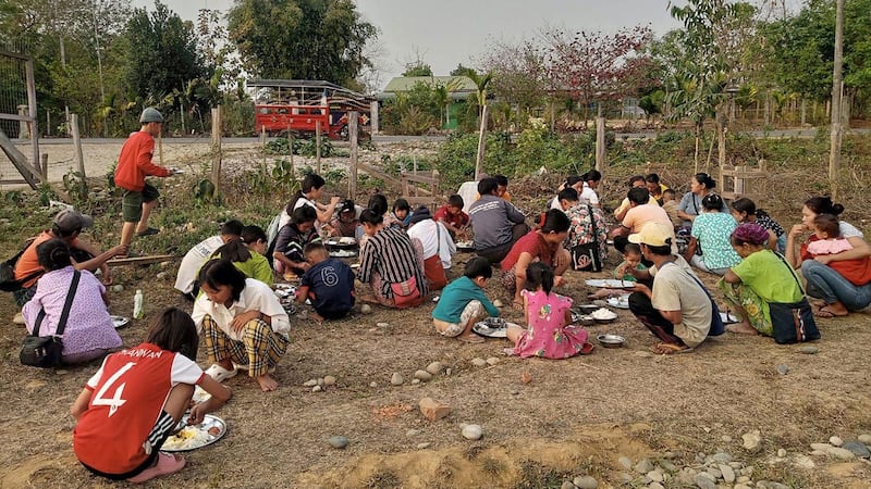 ကချင်ပြည်နယ်၊ ဝိုင်းမော်မြို့နယ် နောင်းချိန်းကျေးရွာကို ထွက်ပြေးတိမ်းရှောင်လာသည့် စစ်ဘေးဒုက္ခသည်များအား ၂၀၂၄ ခုနှစ်၊ မတ်လ ၂၀ ရက်နေ့က တွေ့ရစဉ်။ (Photo: Facebook/ Nawnghkying Buga Hkalup Hpung)