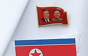 인천 남동구 미디어빌리지를 나서는 북한 기자의 왼쪽가슴에 인공기와 김일성 주석·김정일 국방위원장의 사진이 새겨진 배지가 달려 있다. 