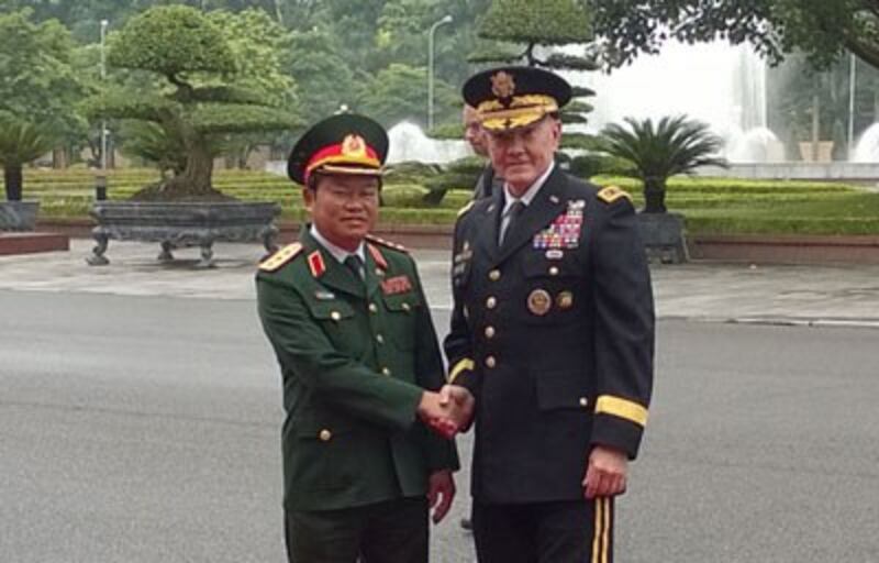 Thượng tướng Đỗ Bá Tỵ chào mừng đại tướng Martin Dempsey, Chủ tịch Hội đồng Tham mưu trưởng Liên quân Hoa Kỳ đến thăm Việt Nam hôm 14/8/2014