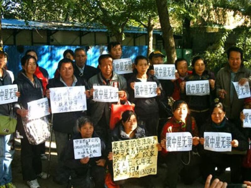 10月15日,未能進入法院旁聽的二、三百名訪民,被上百警員推到法院三十米之外,訪民們手持標語,叫喊“冀中星無罪”等口號維權。(相片源權利運動)