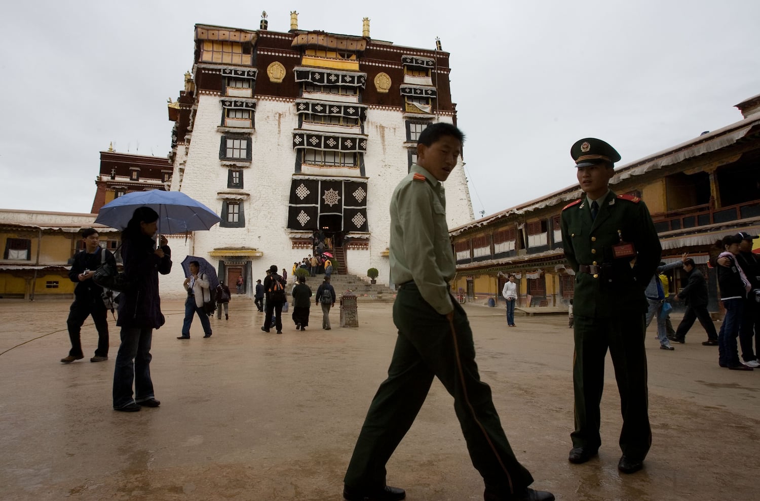 རྒྱ་མིའི་དམག་མི་ཞིག་གིས་པོ་ཏཱ་ལའི་ཡང་སྟེང་དུ་ལྟ་སྲུང་བྱེད་བཞིན་པ། (༢༠༠༧།༠༧།༢༨)