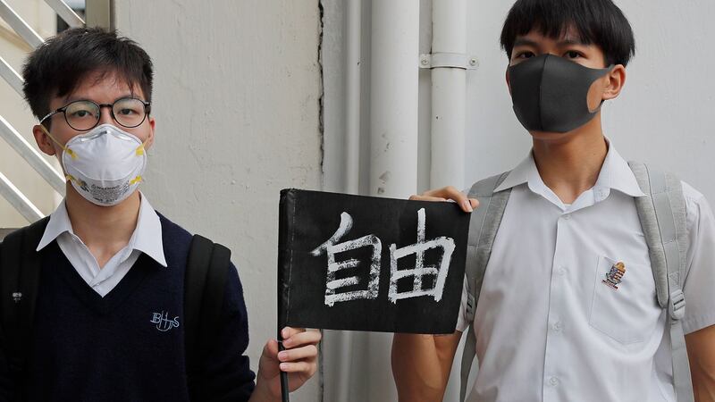 2019年9月6日,香港一所学校外学生们形成一条人体链,手持“自由”标语牌。(美联社)