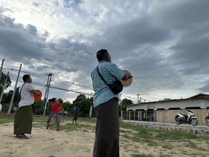 မန္တလေးမြို့ အောင်မြေသာစံမြို့နယ်ရှိ မန္တလေးတောင်အနီးတွင် စွန်လွှတ်နေကြသူများအား ၂၀၂၃ ခုနှစ် ဩဂုတ်လ ၂၅ ရက်နေ့က တွေ့ရစဉ်။ (Photo: RFA)
