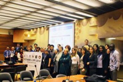 Nhóm các cá nhân và đại diện Tổ chức Phi chính phủ (NGO)(đoàn Ngày Việt Nam) chụp ảnh lưu niệm với các khách mời. Vietnam UPR – Facebook
