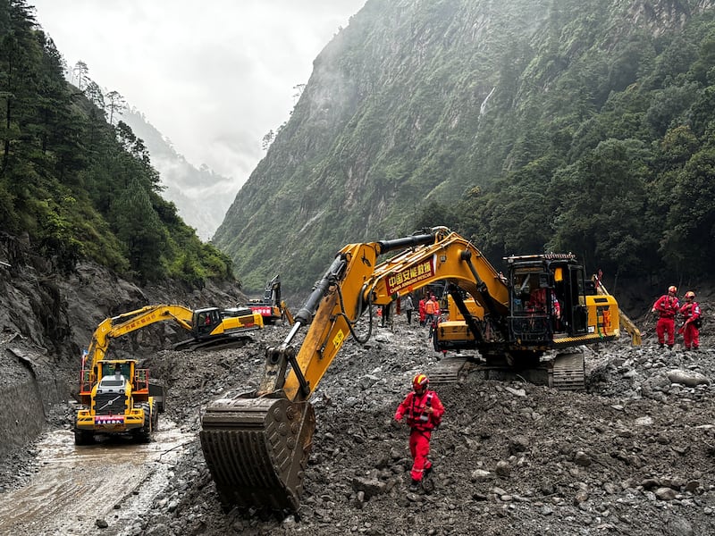 སྐྱིད་གྲོང་ཡུལ་མི། “དགོང་མོ་སྐད་ཆ་བཤད་དེ་བསྡད་པའི་མི་ཚོ་ཕྱི་ཉིན་མེད་པ་ཆགས་སོང་། རྨི་ལམ་འདྲ་པོ་བྱུང་།”