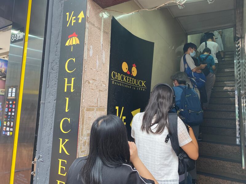 排隊進店人龍，延伸到地下。（董舒悅 攝）