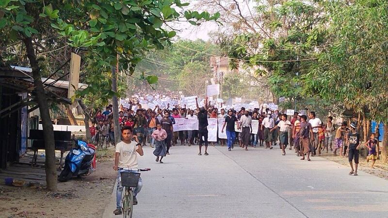 ဘူးသီးတောင်တွင် AA အလိုမရှိ၊ တိုက်ပွဲအလိုမရှိဆိုပြီး ရိုဟင်ဂျာများ ၂၀၂၄ ခုနှစ်၊ မတ်လ ၁၉ ရက်နေ့က ဆန္ဒပြခဲ့ကြစဉ်။ (ဓာတ်ပုံ : ဟန်ငြိမ်းဦး)