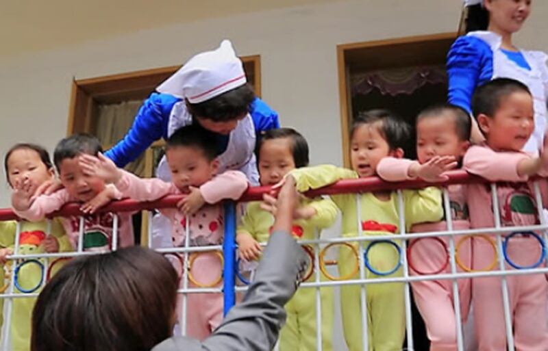 지난해 5월 세계식량계획(WFP)의 어서린 커즌 사무총장이 평안남도 평성시의 한 육아원을 방문해 원아들과 인사하고 있다. 