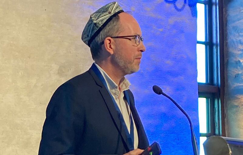 شېۋىتسىيە خەلقئارا قەلەمكەشلەر جەمئىيىتى تۈرمىدىكى يازغۇچىلار كومىتېتىنىڭ مۇئاۋىن رەئىسى فىرىدىرك فولمان(Fredrik Fällman) پەرھات تۇرسۇننىڭ «تۇخولىسكي ئەدەبىيات مۇكاپاتى» غا ئېرىشكەنلىكىنى جاكارلىماقتا. 2022-يىلى 30-سېنتەبىر.