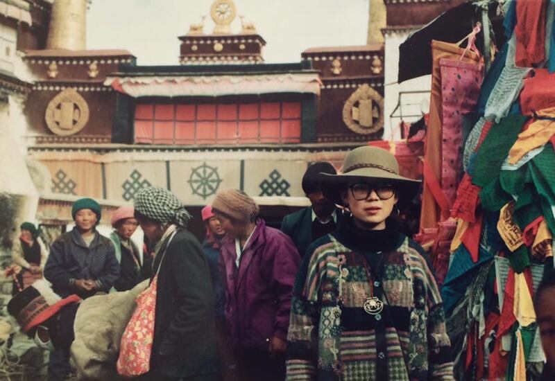 1990年代的我在大昭寺前。（友人拍摄）