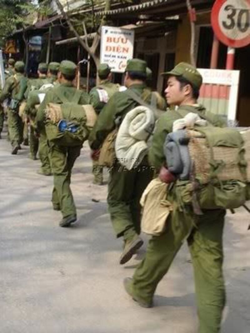 Thanh niên nhận quân trang nhập ngũ, ảnh minh họa. 