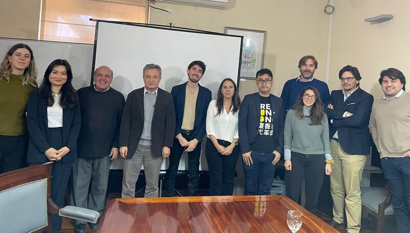 دۇنيا ئۇيغۇر قۇرۇلتىيىنىڭ رەئىسى دولقۇن ئەيسا باشچىلىقىدىكى قۇرۇلتاي ھەيئىتىنىڭ ئارگېنتىنادا چۈشكەن خاتىرە سۈرىتى. 2023-يىلى، ئىيۇن