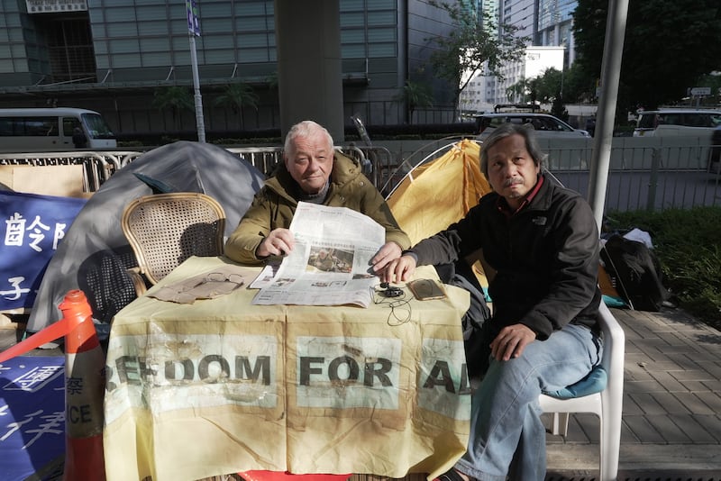 甘神父的好友吳振權,也同一時間於周日晚8時起絕食。(衛斯攝)