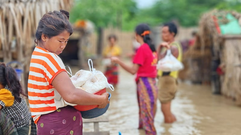 စစ်ကိုင်းတိုင်း၊ ဆားလင်းကြီးမြို့နယ်၊ စစ်ဘေးဒုက္ခသည်များအား ၂၀၂၄ ခုနှစ်၊ ဇူလိုင်လ ၁၁ ရက်နေ့က တွေ့ရစဉ်။ (Photo: Facebook/ အညာပစ်တိုင်းထောင်လေးများ)