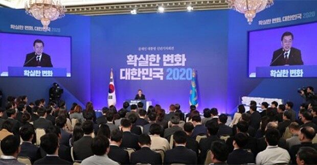 문재인 대통령이 14일 오전 청와대 영빈관에서 열린 2020년 신년 기자회견에서 취재진 질문에 답하고 있다.