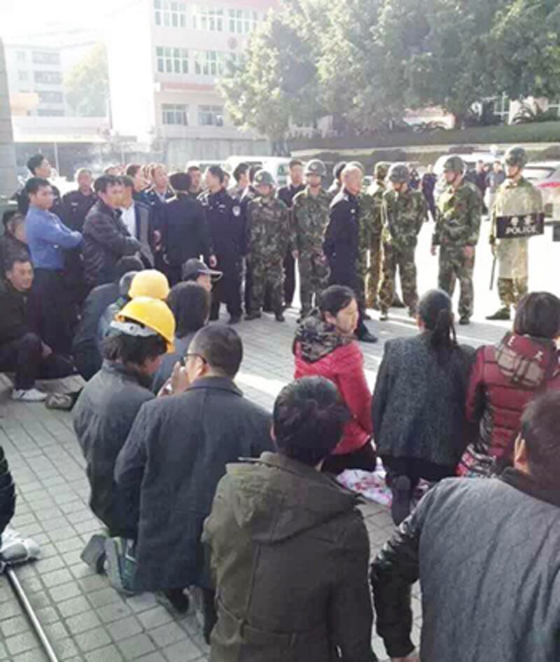 廣東韶關巿新豐縣百多名農民工就欠薪,2015年1月17日到縣政府信訪辦討說法。（照片由維權人士提供）