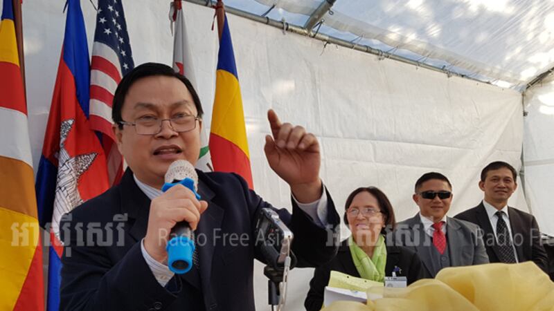 អតីត​ទីប្រឹក្សា​ផ្ទាល់​របស់​លោក​នាយក​រដ្ឋ​មន្ត្រី ហ៊ុន សែន បណ្ឌិត សូ ណារ៉ូ ថ្លែង​ក្នុង​សិក្ខាសាលា​អំពី​សិទ្ធិមនុស្ស និង​ប្រជាធិបតេយ្យ​នៅ​កម្ពុជា នា​ទីក្រុង​ឡុងប៊ិច (Long Beach) រដ្ឋ​កាលីហ្វ័នីញ៉ា (California) នៃ​សហរដ្ឋអាមេរិក កាលពី​ថ្ងៃ​ទី​១២ ខែ​វិច្ឆិកា ឆ្នាំ​២០១៧។ 