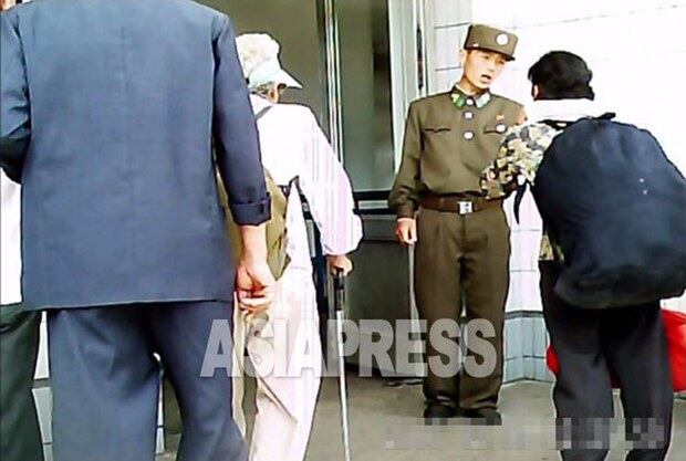 평양 전철역에서 북한 주민의 출입을 통제하는 북한 군인. 