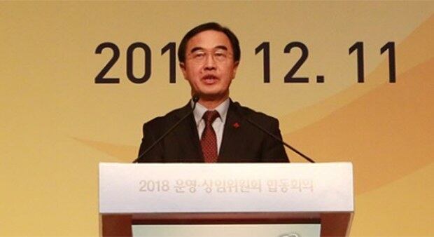 조명균 통일부 장관이 11일 서울 서대문구 그랜드힐튼호텔에서 열린 민주평화통일자문회의 운영·상임위원회 합동회의에서 남북관계의 현황에 관해 보고하고 있다. 