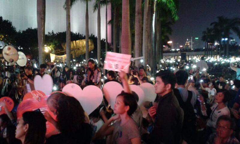 2014年10月25日，團體”藍絲帶運動”於尖沙咀鐘樓外舉行集會，反對佔領運動。（藍絲帶運動Facebook） 