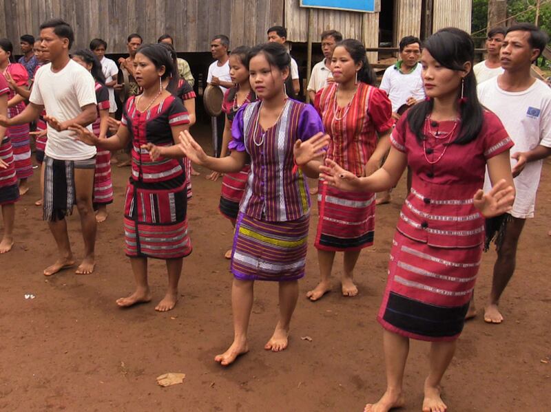 ជនជាតិ​ដើម​ភាគតិច​សម្ដែង​របាំ​ក្នុង​ពិធី​ចែក​វិញ្ញាបនបត្រ​ដី​ជា​កម្មសិទ្ធិ​សមូហភាព​សហគមន៍​នៅ​ភូមិ​ក្រឡា ឃុំ​ប៉ូយ ស្រុក​អូរជុំ ខេត្ត​រតនគិរី នៅ​ថ្ងៃ​ទី​២៥ ខែ​កក្កដា ឆ្នាំ​២០១៦។ RFA/Ratha Visal