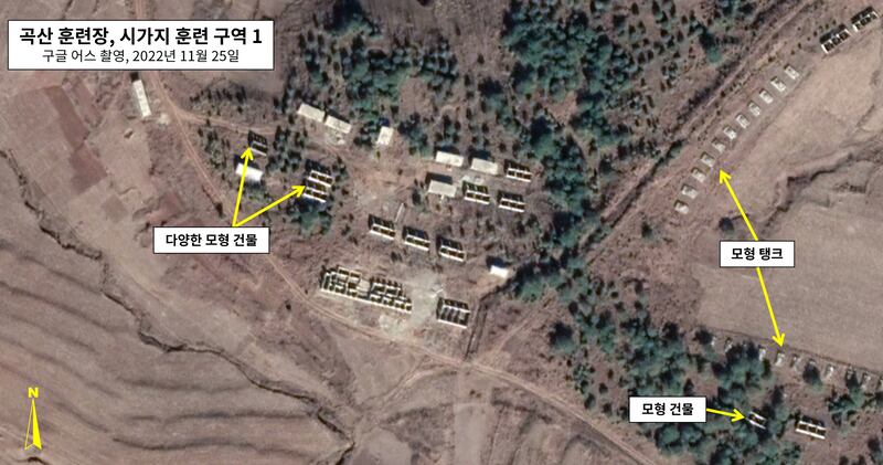 곡산 훈련장 내 시가지 훈련 구역 1의 모습. 2022년 11월 25일 사진에는 건물들이 24채 지어진 모습이 확인된다.