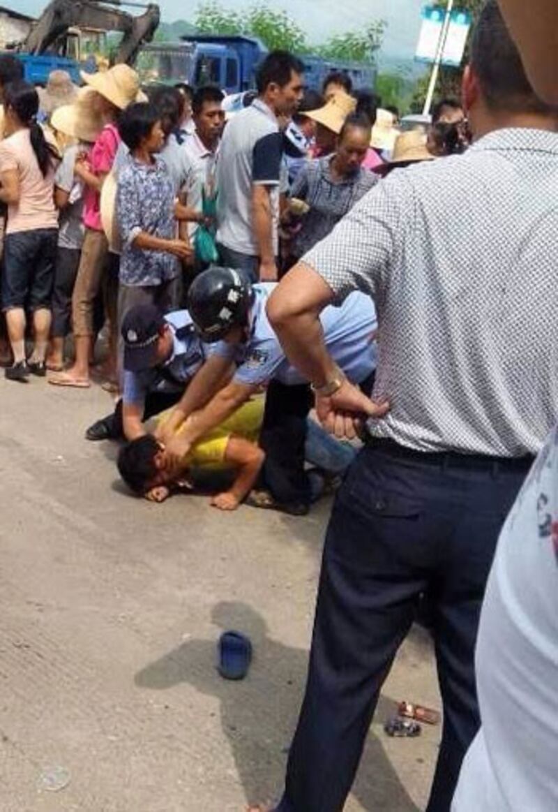 9月3日，恭城縣高洲村村民到縣政府抗議時，遭警察抓捕。數十名村民被抓上警車。（目擊者提供）