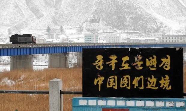 중국과 북한이 인접한 두만강에서 투먼 통상구를 떠난 화물차가 북한 남양시를 향하고 있다.