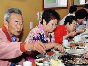 사진은 강원 양구군 자원봉사센터가 홀로 사는 노인들을 위해 차려준 생일상. 