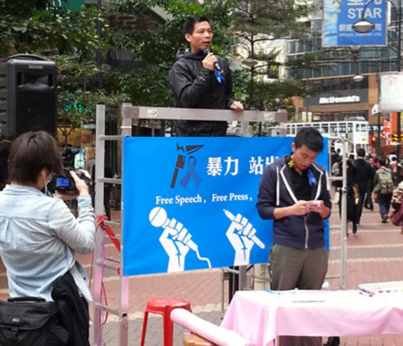 2月28日，一批新聞工者發起街頭簽名運動，呼籲市民簽名向劉進圖送上祝福並支持新聞自由。而《獨立評論人協會》召集人呂秉權亦有站台。（粵語部林靜攝）