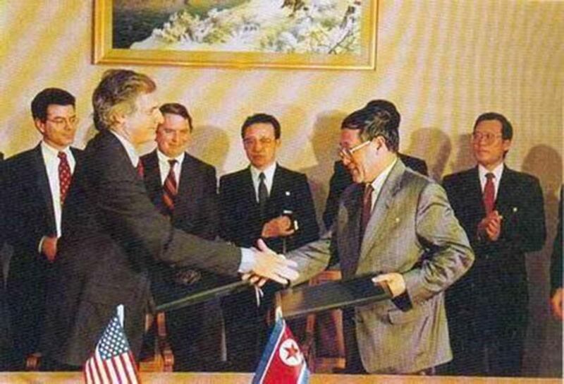 美朝双方1994年达成「核协议框架」（Nuclear Agreed Framework），使朝鲜一度停止发展核武。（Checkpoint Asia）