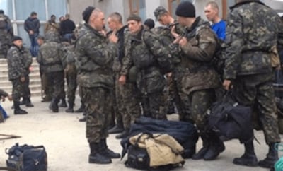 Báo chí Nga cho biết binh sĩ Lữ đoàn 25 Nhảy dù của Ukraine bỏ lại vũ khí nặng, rút lui, nói là "sẽ về nhà"- Courtesy of Russia Today