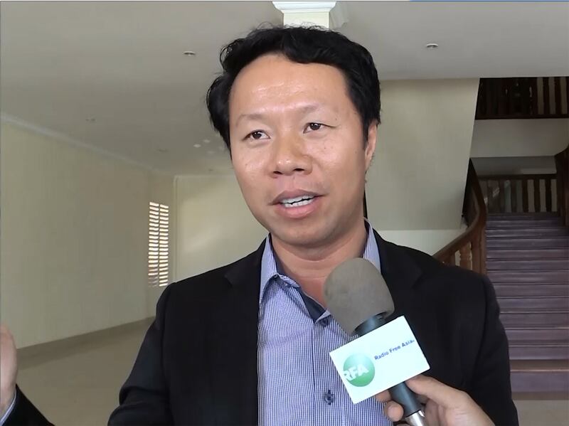 អ្នក​នាំ​ពាក្យ​សាលា​ខេត្ត​ស្ទឹងត្រែង និង​ជា​នាយក​រង​រដ្ឋបាល​សាលា​ខេត្ត លោក ម៉ែន គុង ផ្ដល់​បទសម្ភាសន៍​ដល់​វិទ្យុ​អាស៊ីសេរី នា​សាលា​ខេត្ត​ស្ទឹងត្រែង នៅ​ថ្ងៃ​ទី​២៨ ខែ​មីនា ឆ្នាំ​២០១៦។ RFA/Men Sothyr