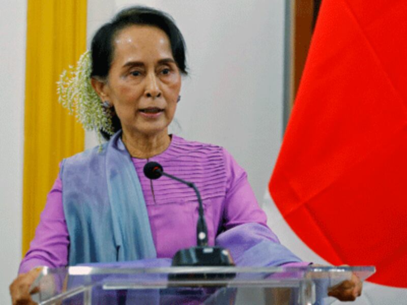 Myanmar's de facto leader Aung San Suu Kyi speaks at a news conference with Japanese Foreign Minister Taro Kono in Naypyidaw, Jan. 12, 2018. 